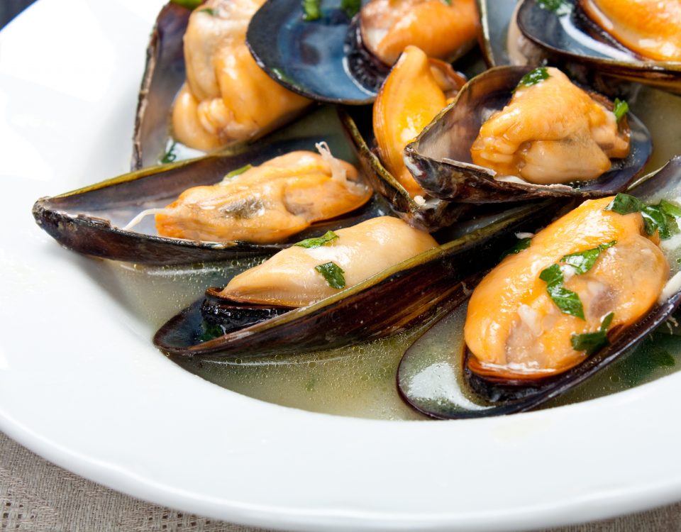 Mussels with white wine and parsley sauce